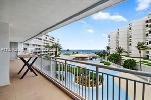 Active With Contract: $787,000 (2 beds, 2 baths, 1402 Square Feet)