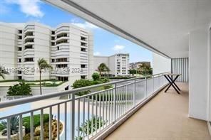 Active With Contract: $787,000 (2 beds, 2 baths, 1402 Square Feet)