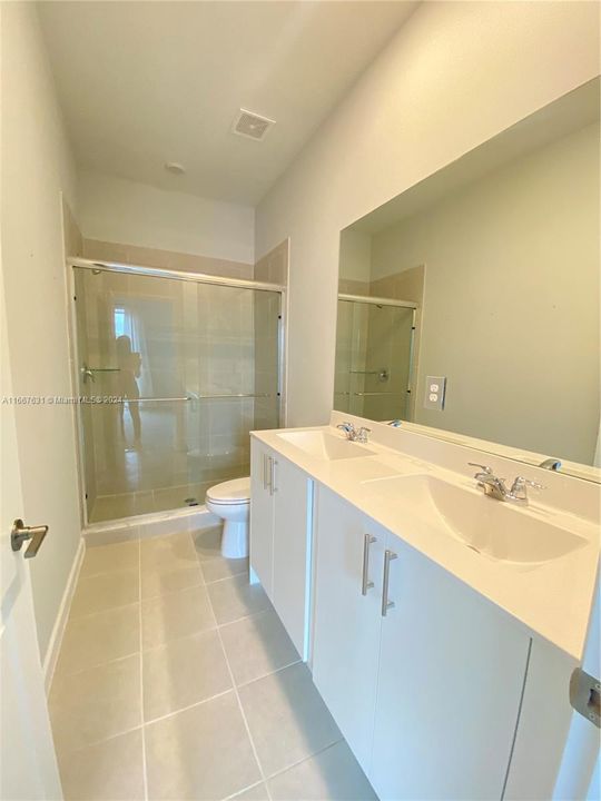 Double sink - Shower door Master Bath