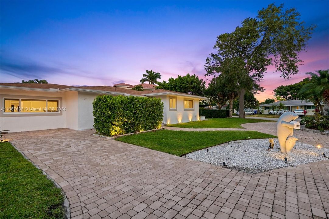 For Sale: $1,350,000 (4 beds, 2 baths, 1374 Square Feet)