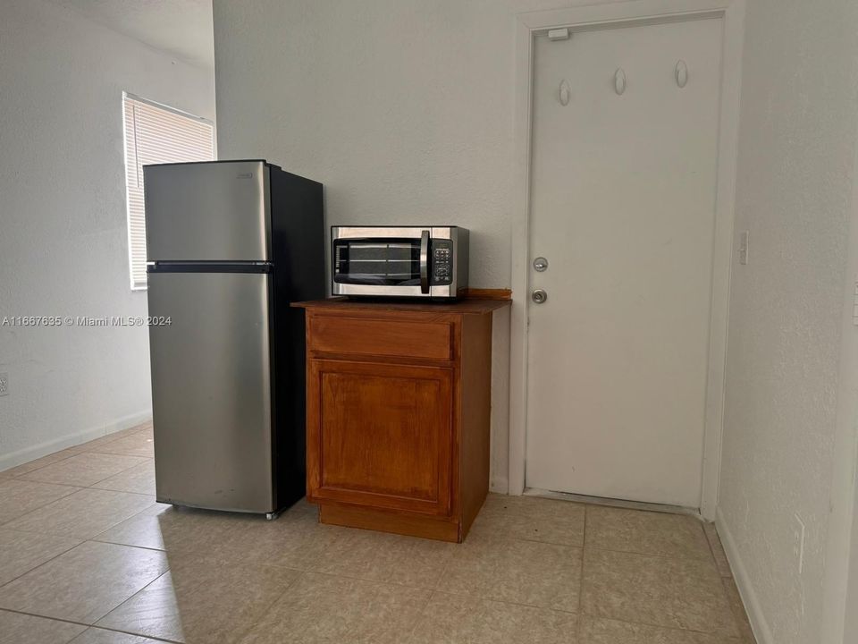 For Rent: $1,100 (1 beds, 1 baths, 1308 Square Feet)