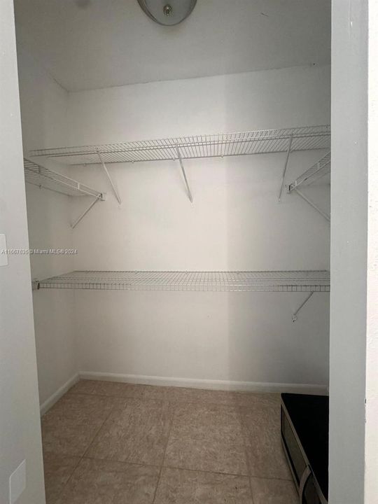 For Rent: $1,100 (1 beds, 1 baths, 1308 Square Feet)