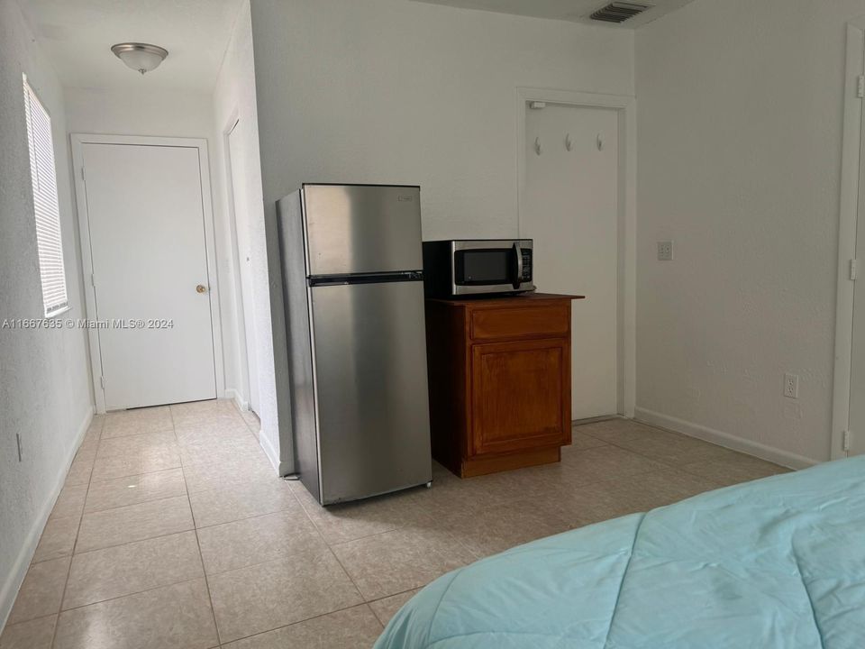 For Rent: $1,100 (1 beds, 1 baths, 1308 Square Feet)