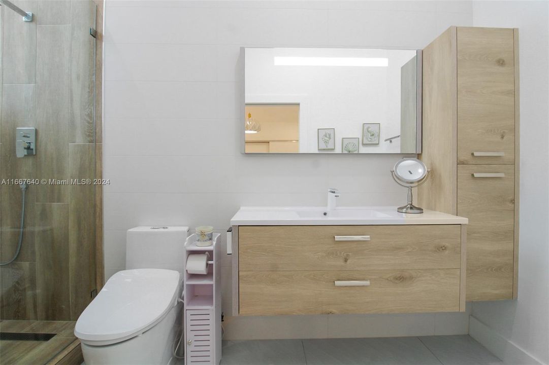 Secondary On-Suite Bathroom