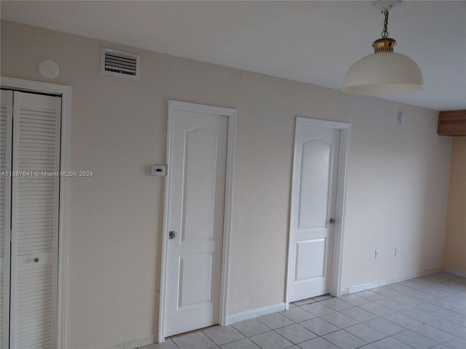 For Sale: $240,000 (2 beds, 1 baths, 715 Square Feet)