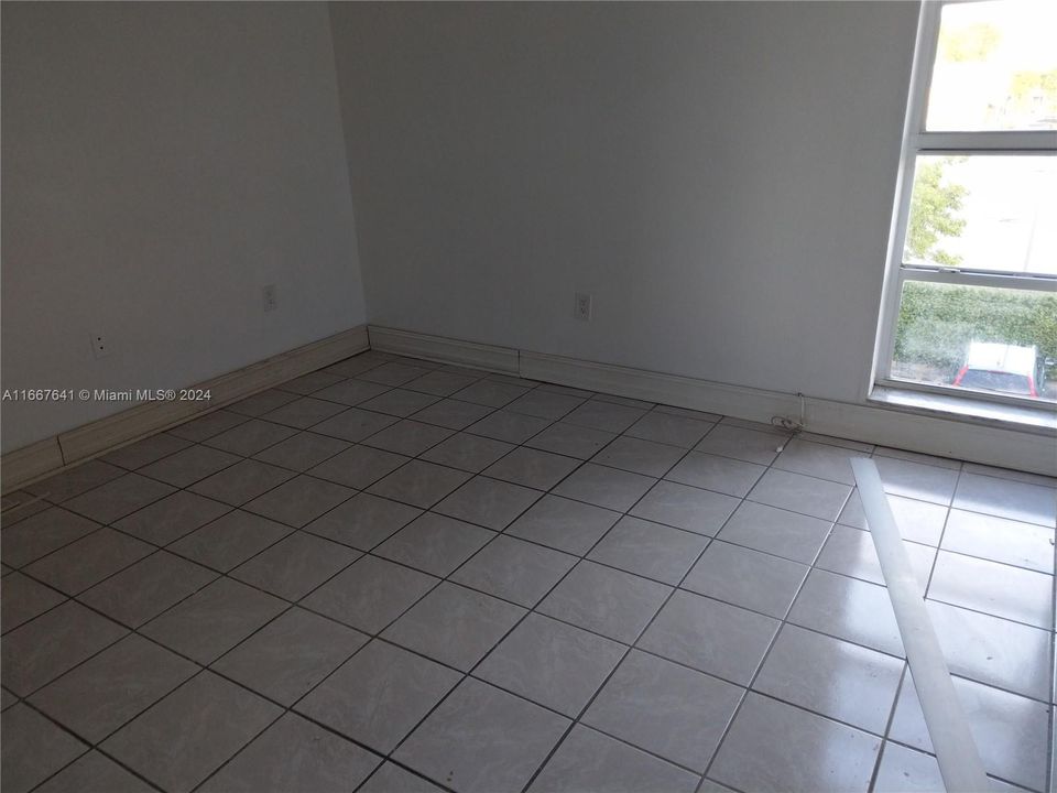 For Sale: $240,000 (2 beds, 1 baths, 715 Square Feet)