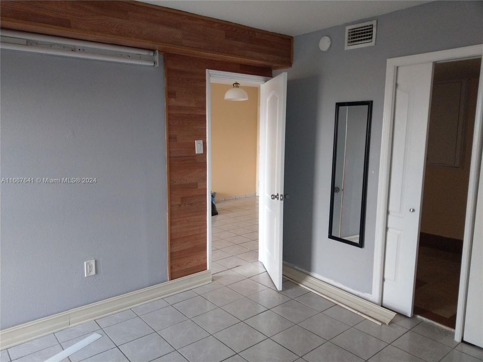 For Sale: $240,000 (2 beds, 1 baths, 715 Square Feet)