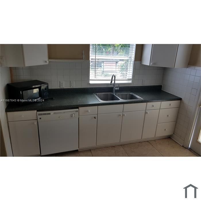 For Rent: $3,000 (4 beds, 2 baths, 1425 Square Feet)