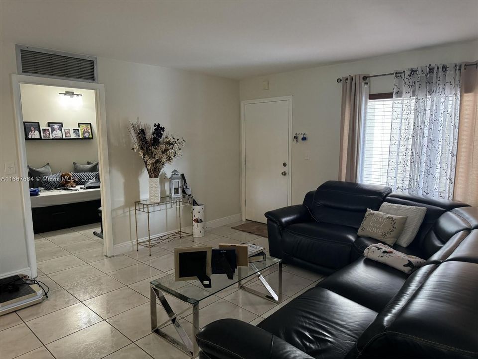 For Sale: $339,900 (3 beds, 2 baths, 1040 Square Feet)