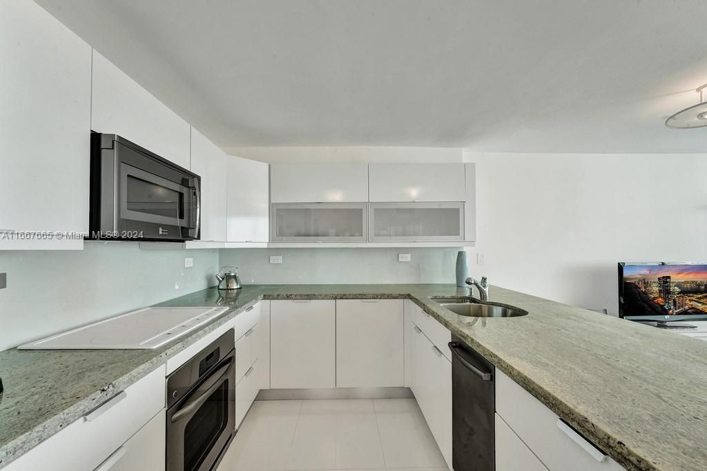 For Sale: $399,995 (1 beds, 2 baths, 912 Square Feet)