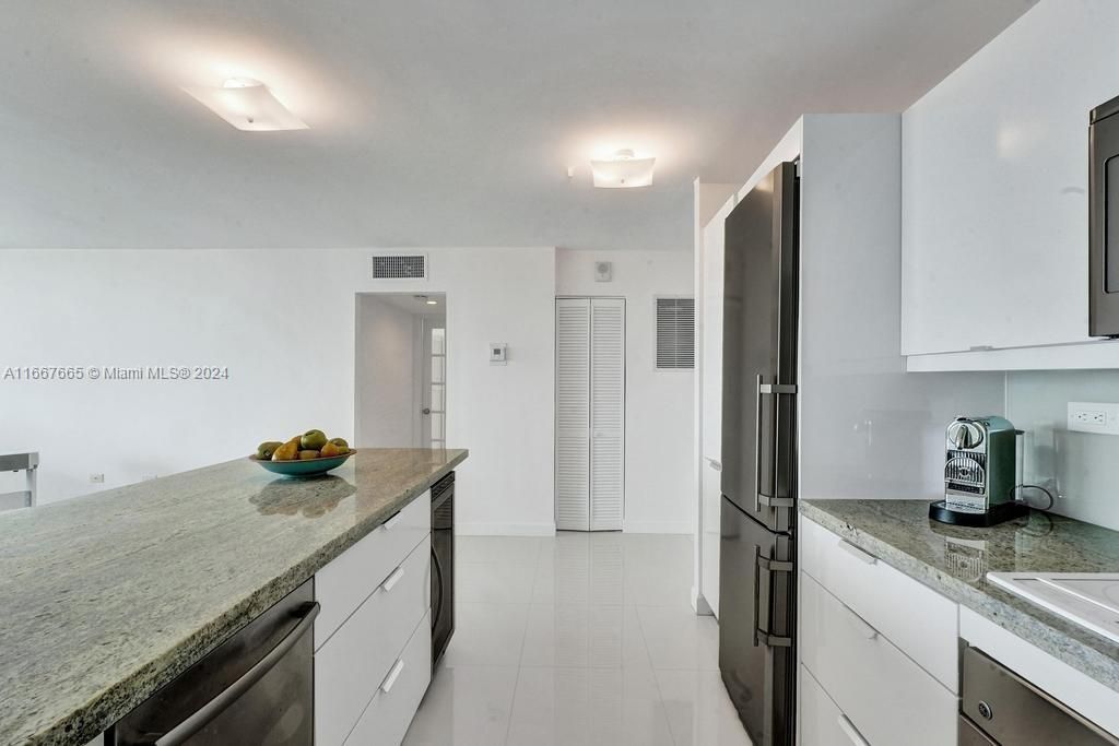 For Sale: $399,995 (1 beds, 2 baths, 912 Square Feet)