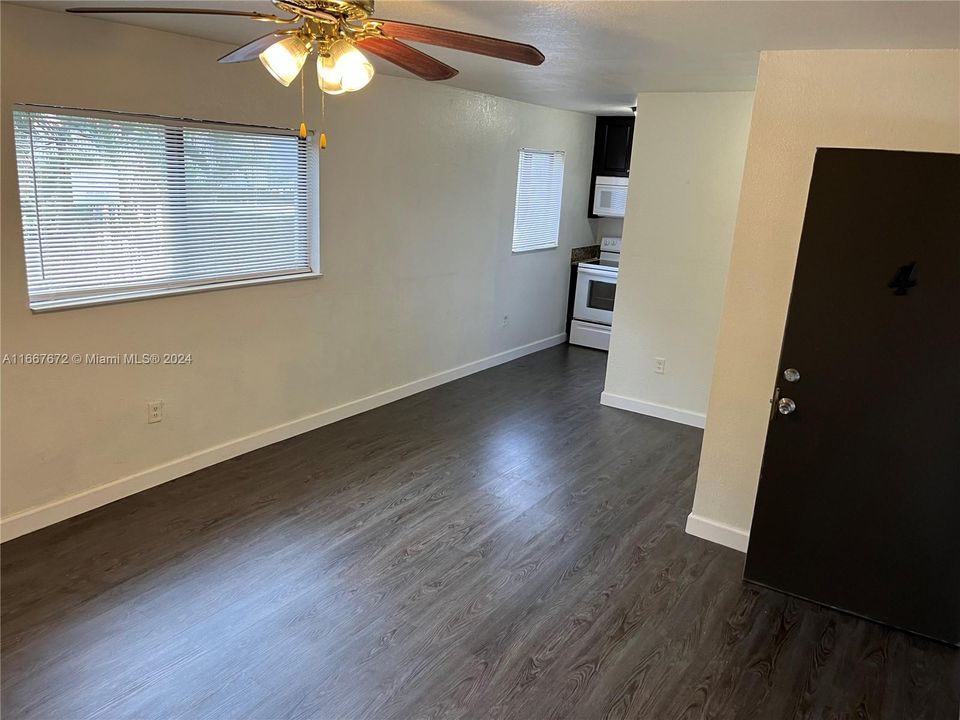 For Rent: $1,800 (1 beds, 1 baths, 770 Square Feet)