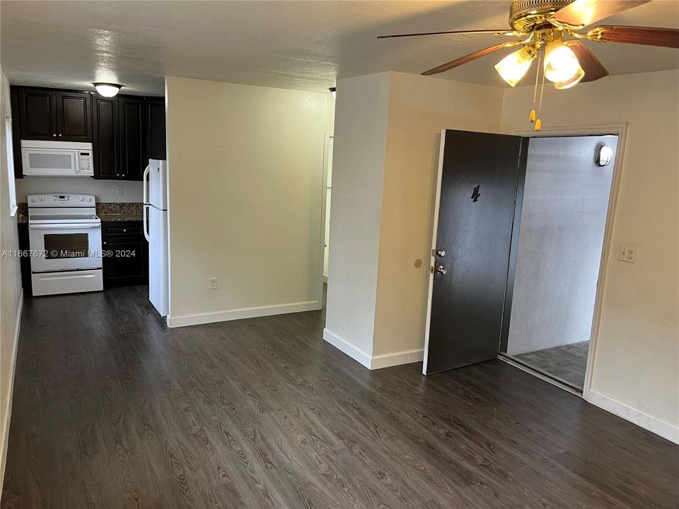 For Rent: $1,800 (1 beds, 1 baths, 770 Square Feet)