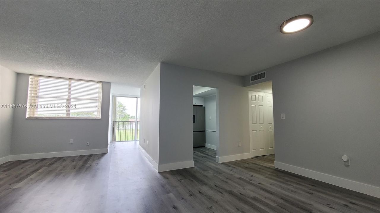 For Sale: $319,500 (2 beds, 2 baths, 1086 Square Feet)