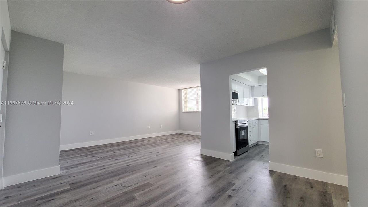 For Sale: $319,500 (2 beds, 2 baths, 1086 Square Feet)