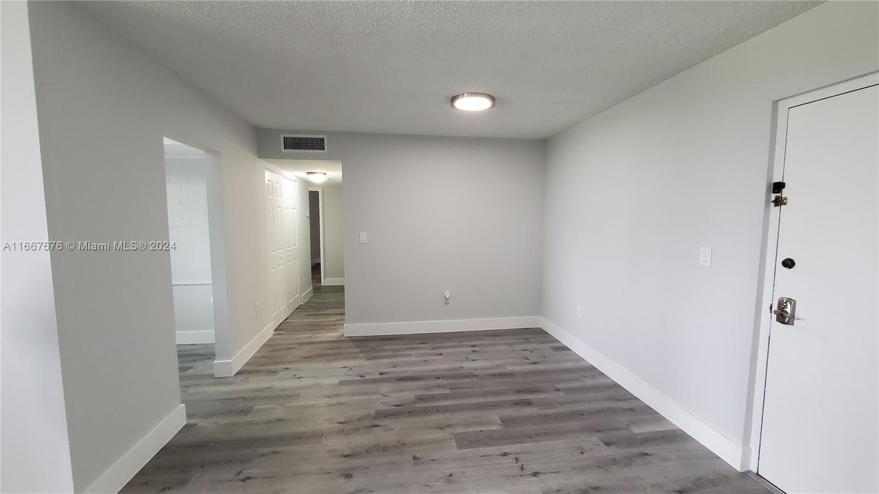 For Sale: $319,500 (2 beds, 2 baths, 1086 Square Feet)