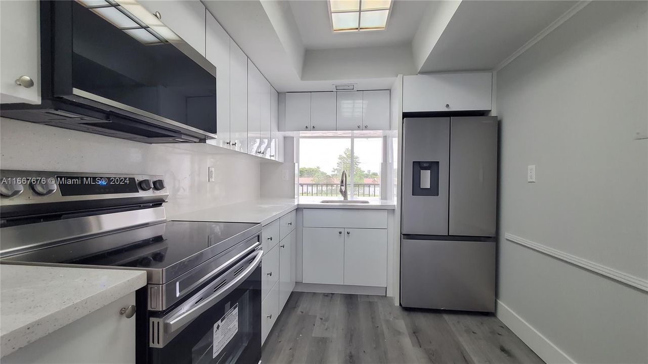 For Sale: $319,500 (2 beds, 2 baths, 1086 Square Feet)