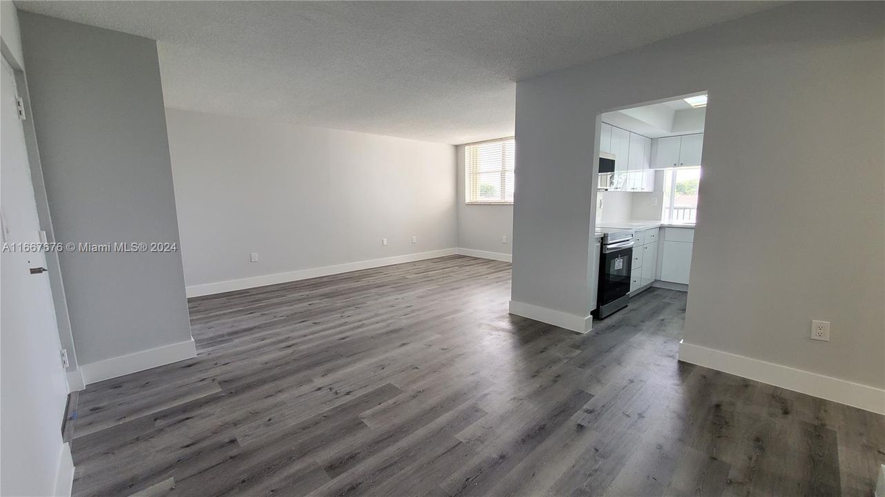 For Sale: $319,500 (2 beds, 2 baths, 1086 Square Feet)