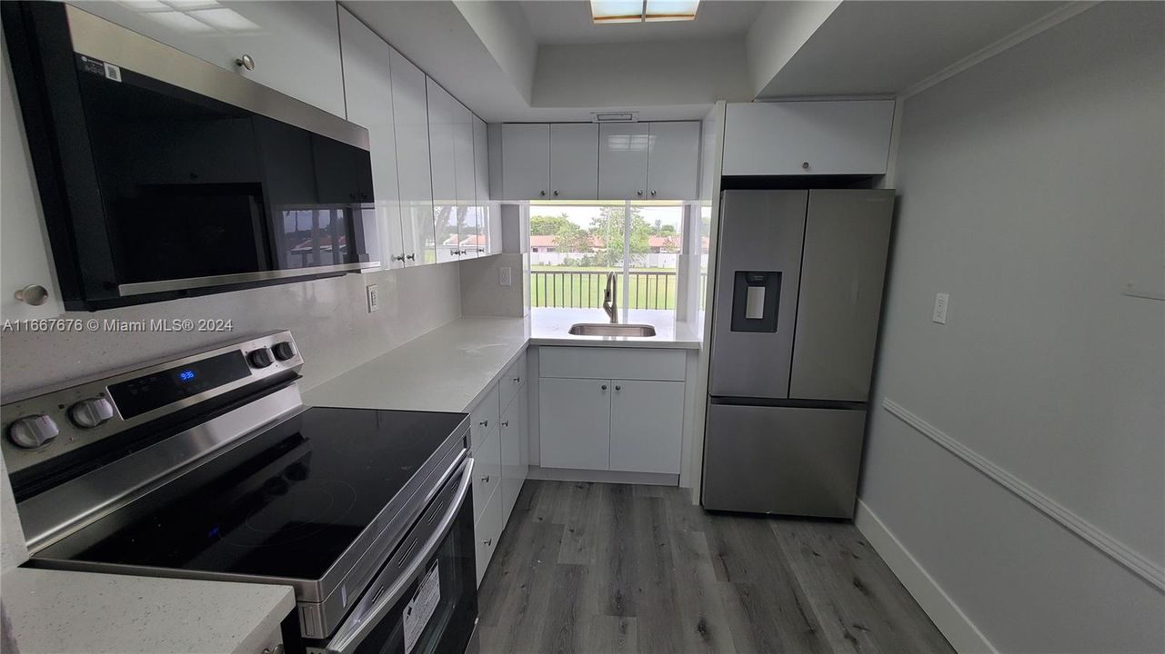 For Sale: $319,500 (2 beds, 2 baths, 1086 Square Feet)