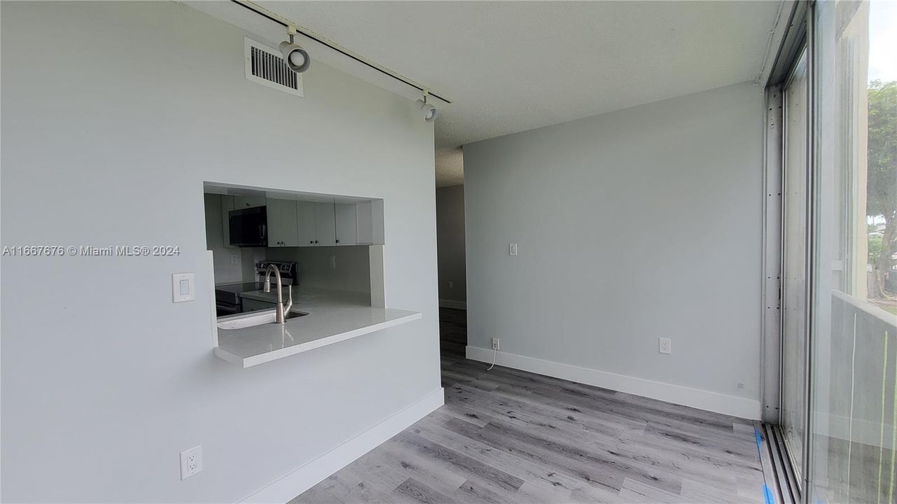 For Sale: $319,500 (2 beds, 2 baths, 1086 Square Feet)