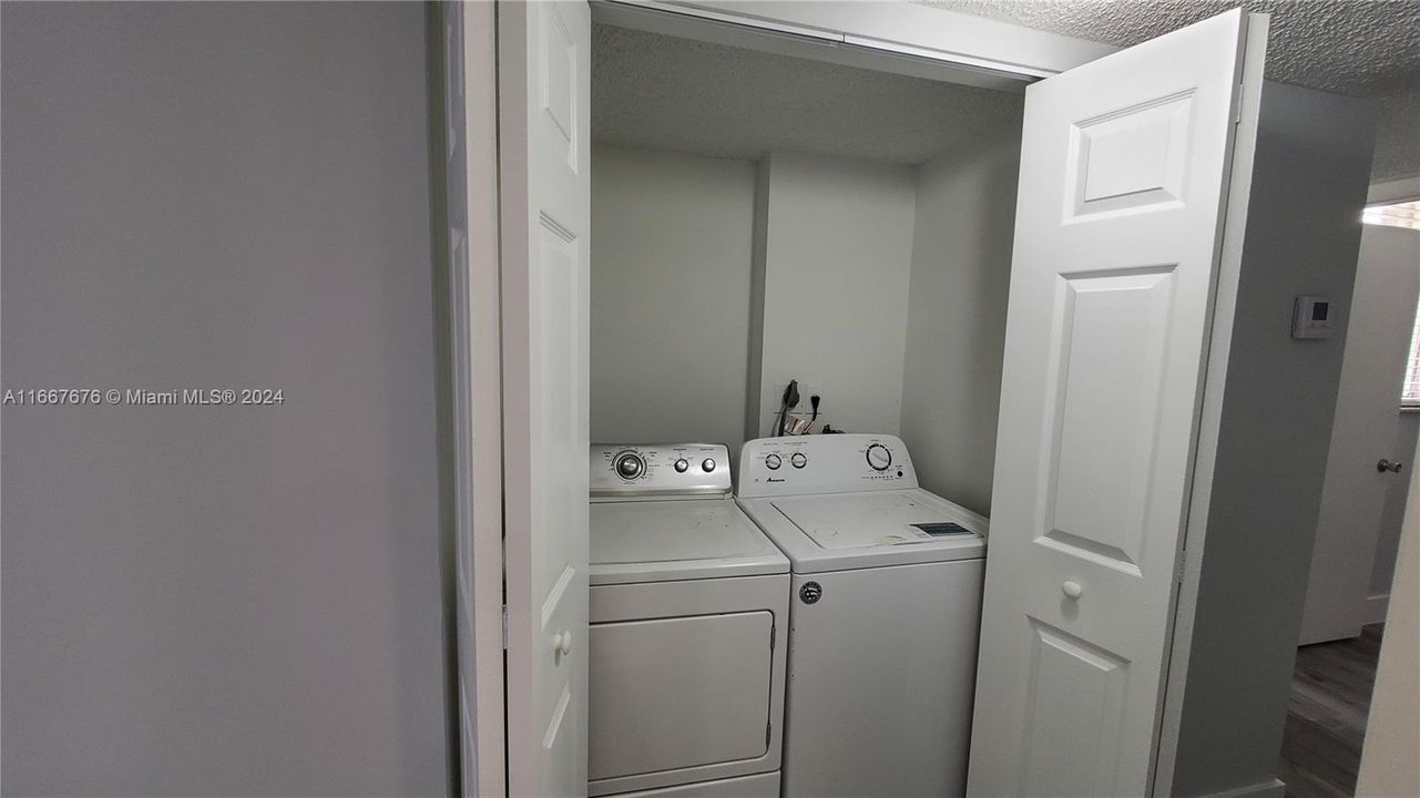 For Sale: $319,500 (2 beds, 2 baths, 1086 Square Feet)