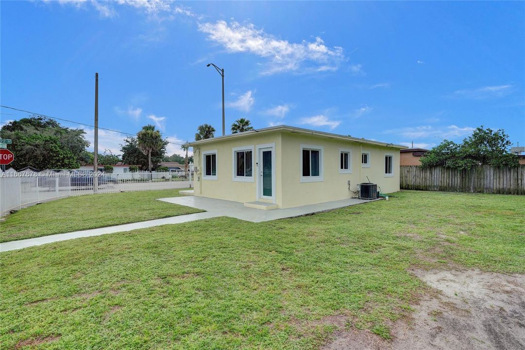 For Sale: $399,000 (2 beds, 1 baths, 960 Square Feet)