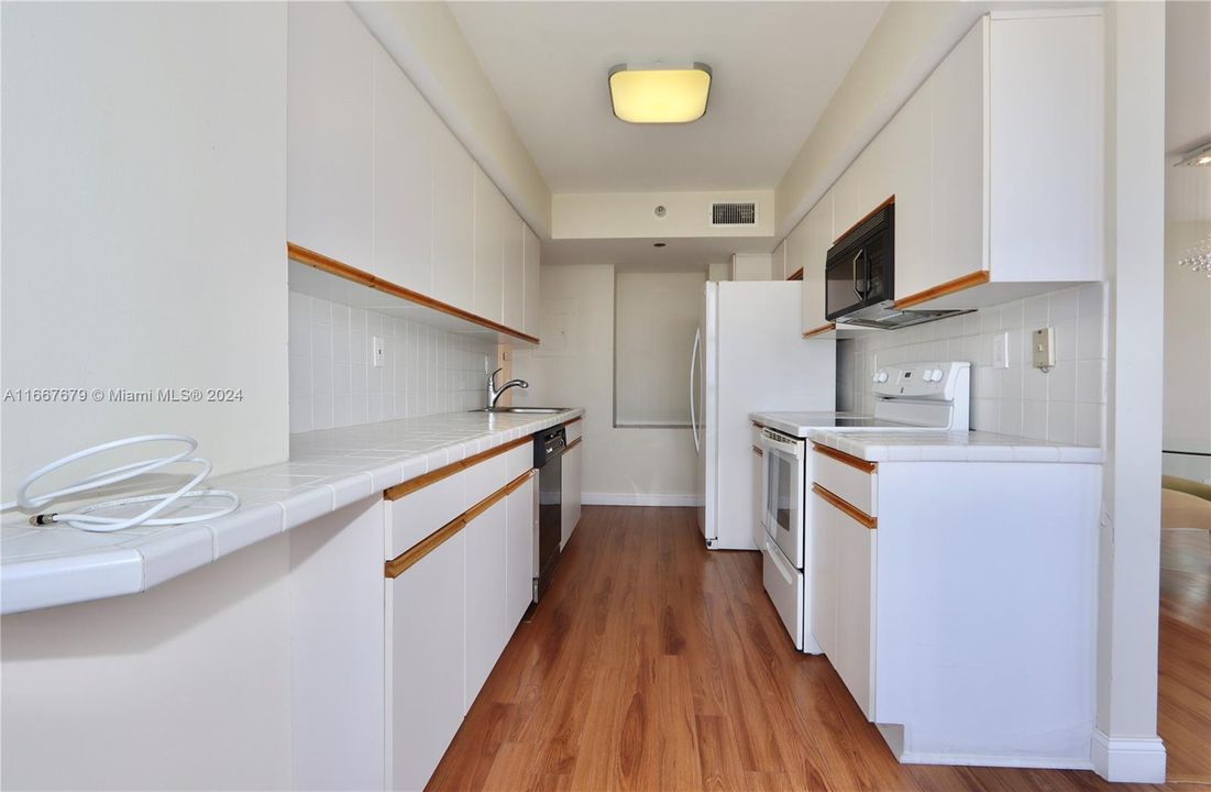 For Rent: $3,500 (2 beds, 2 baths, 1380 Square Feet)