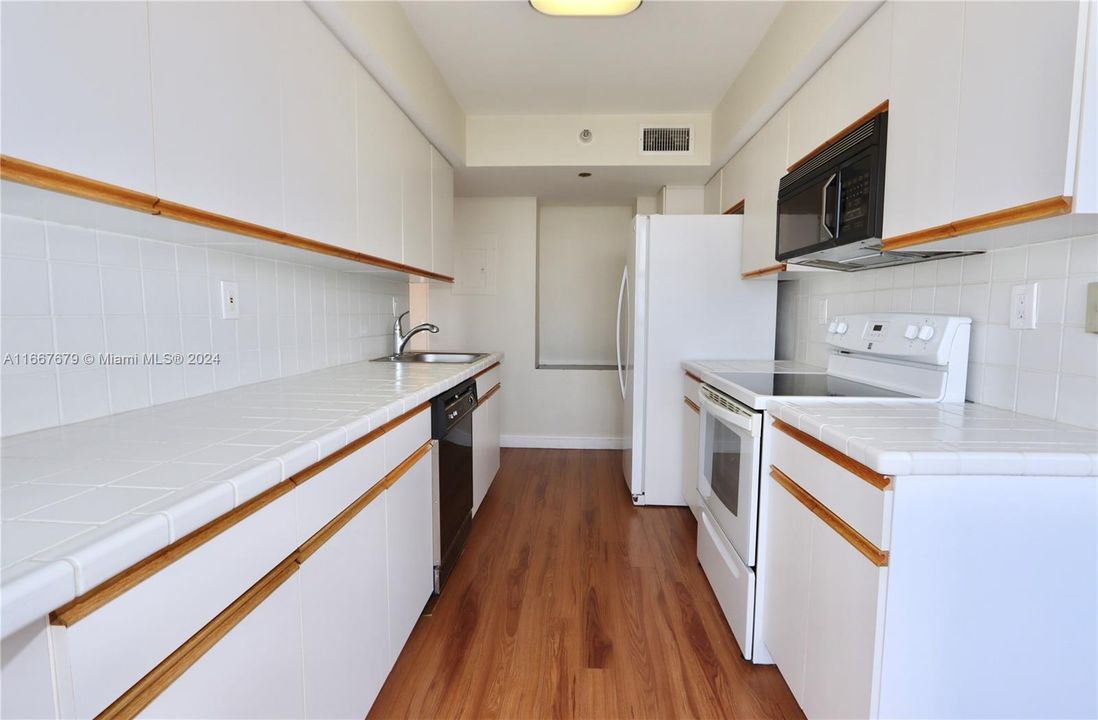 For Rent: $3,500 (2 beds, 2 baths, 1380 Square Feet)