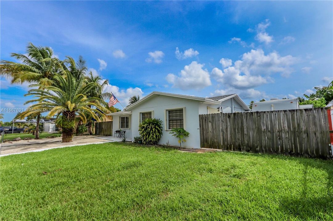 For Sale: $589,900 (3 beds, 1 baths, 1071 Square Feet)