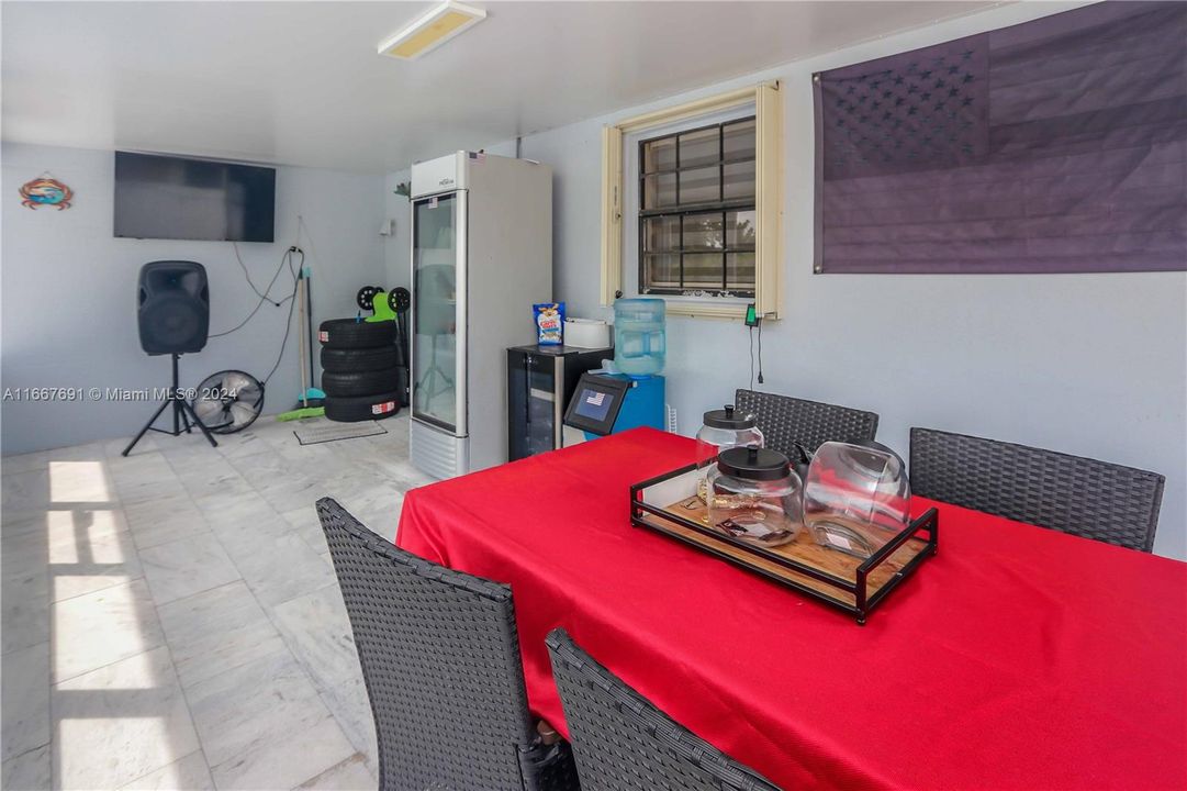 For Sale: $589,900 (3 beds, 1 baths, 1071 Square Feet)