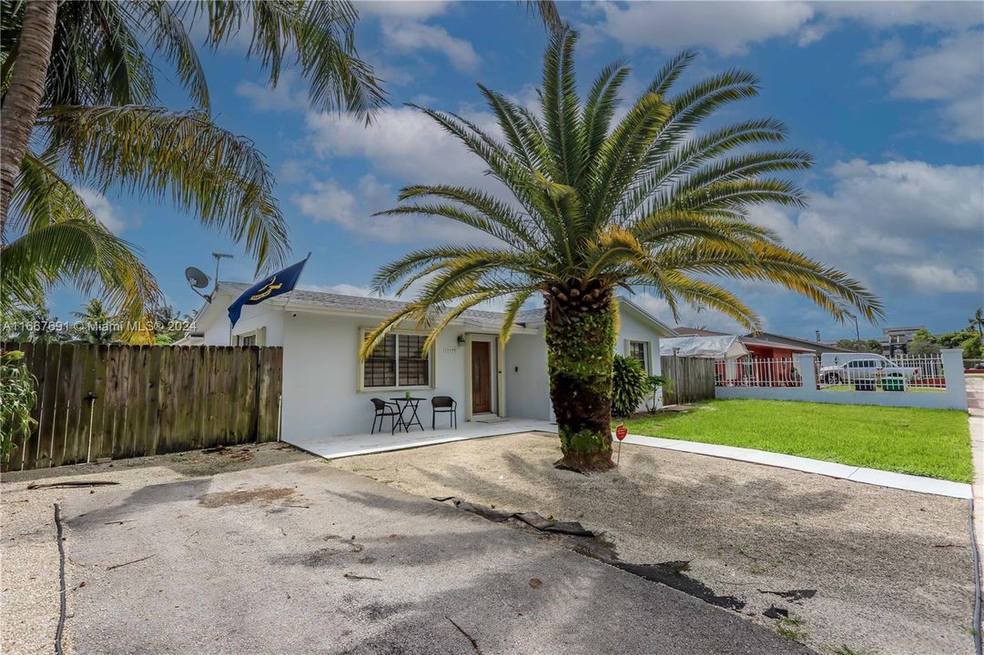 For Sale: $589,900 (3 beds, 1 baths, 1071 Square Feet)