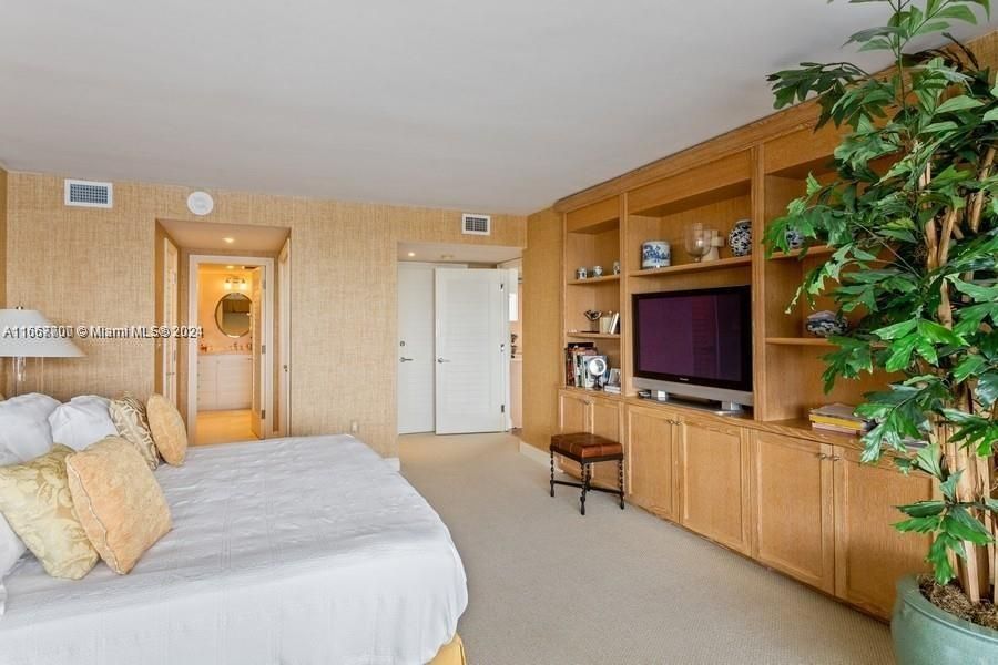 Recently Rented: $8,400 (2 beds, 2 baths, 1882 Square Feet)