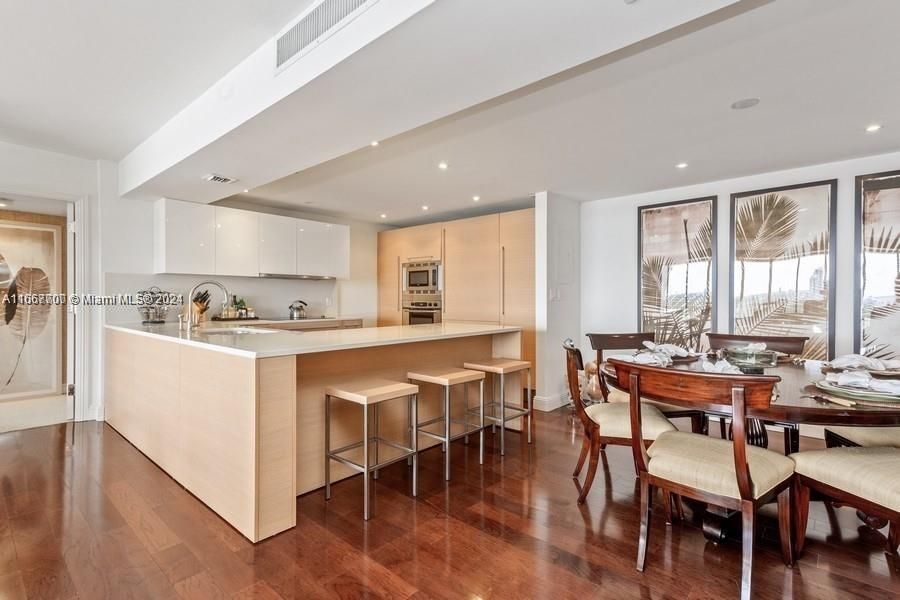 Recently Rented: $8,400 (2 beds, 2 baths, 1882 Square Feet)