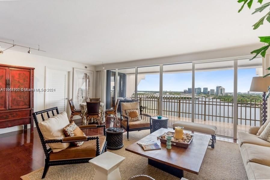 Recently Rented: $8,400 (2 beds, 2 baths, 1882 Square Feet)