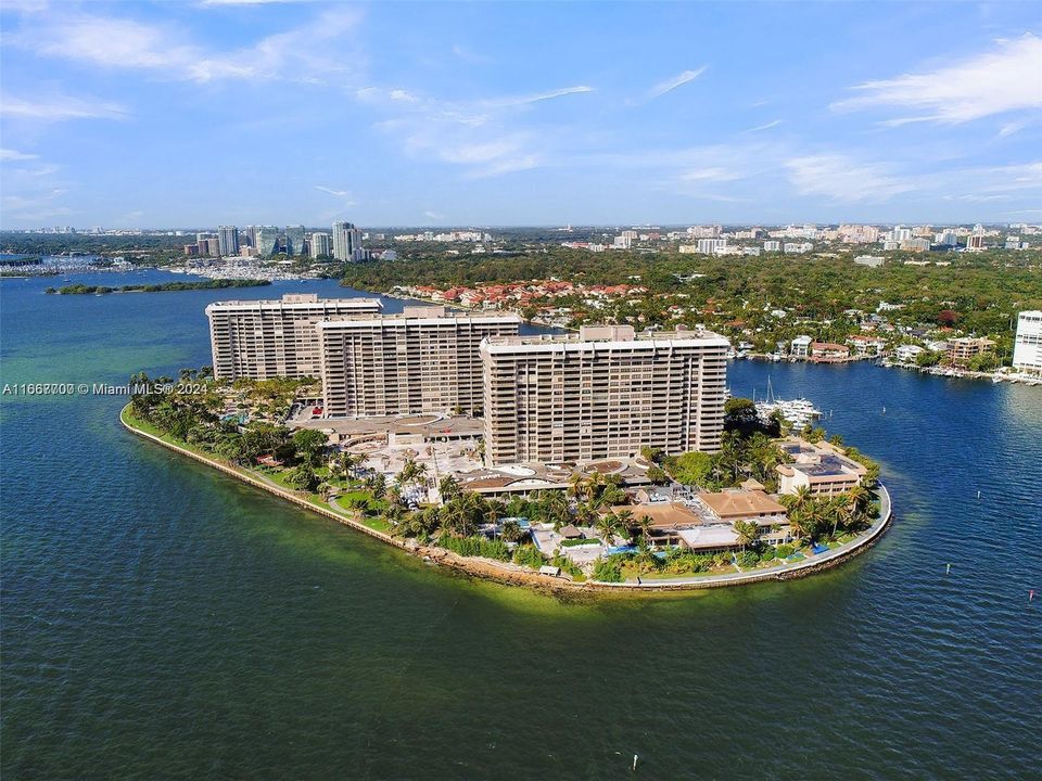 Recently Rented: $8,400 (2 beds, 2 baths, 1882 Square Feet)