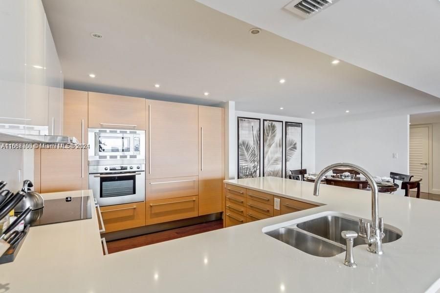 Recently Rented: $8,400 (2 beds, 2 baths, 1882 Square Feet)