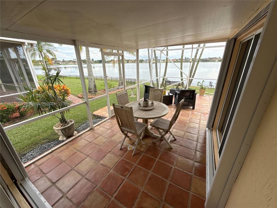 En Venta: $688,500 (3 camas, 2 baños, 1353 Pies cuadrados)