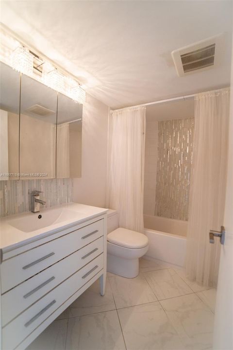 Main bathroom with a tub