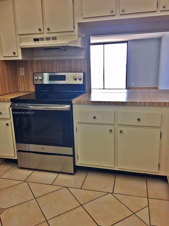 For Rent: $3,000 (2 beds, 2 baths, 1075 Square Feet)