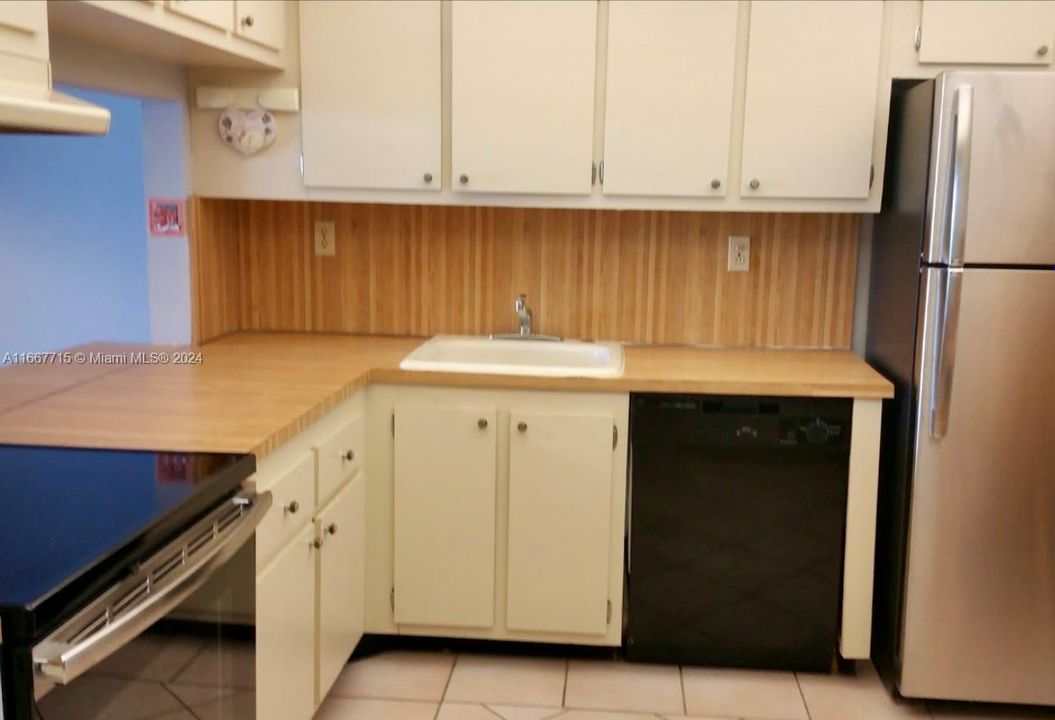 For Rent: $3,000 (2 beds, 2 baths, 1075 Square Feet)