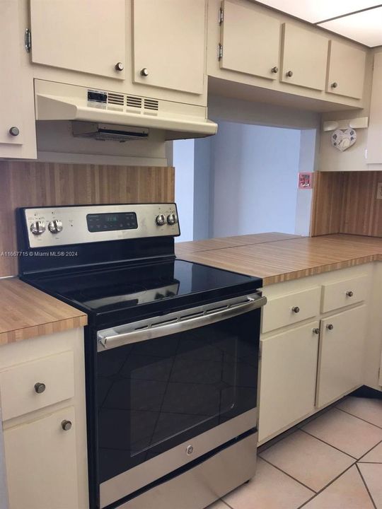 For Rent: $3,000 (2 beds, 2 baths, 1075 Square Feet)