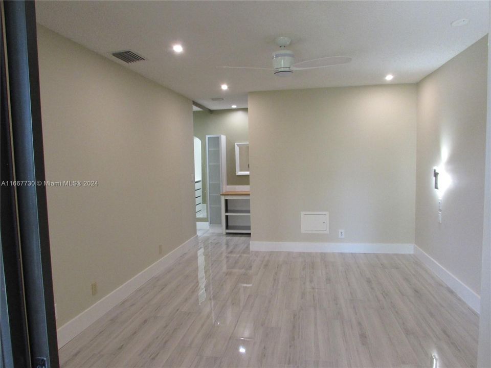 For Rent: $2,350 (2 beds, 2 baths, 978 Square Feet)