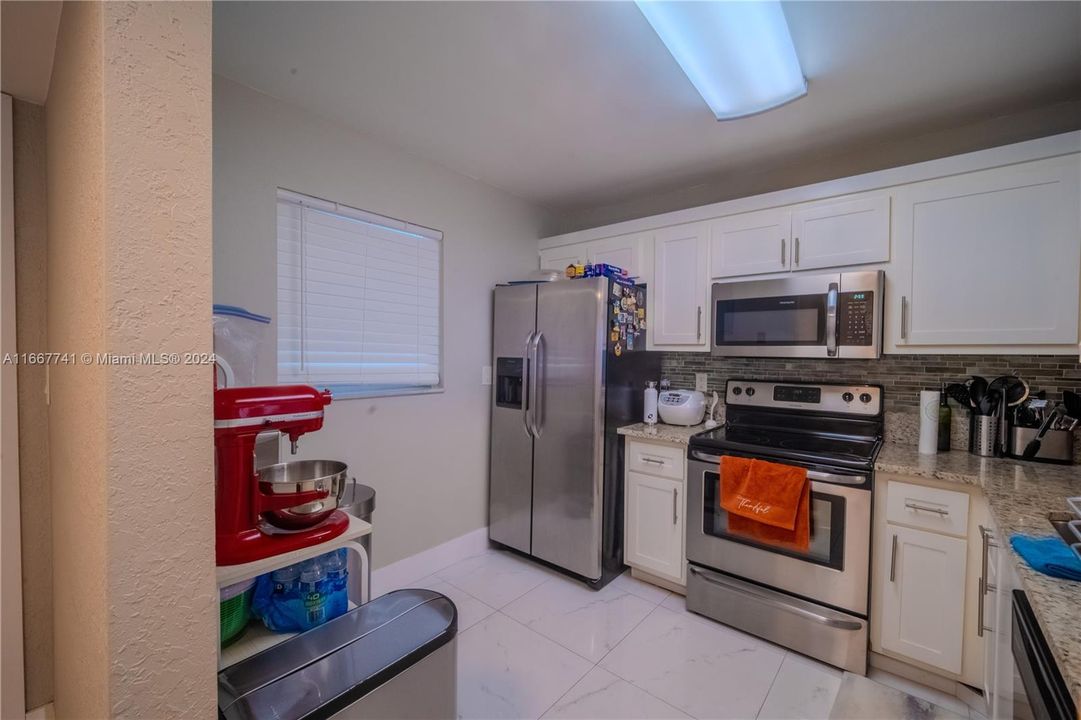 For Sale: $170,000 (1 beds, 1 baths, 884 Square Feet)