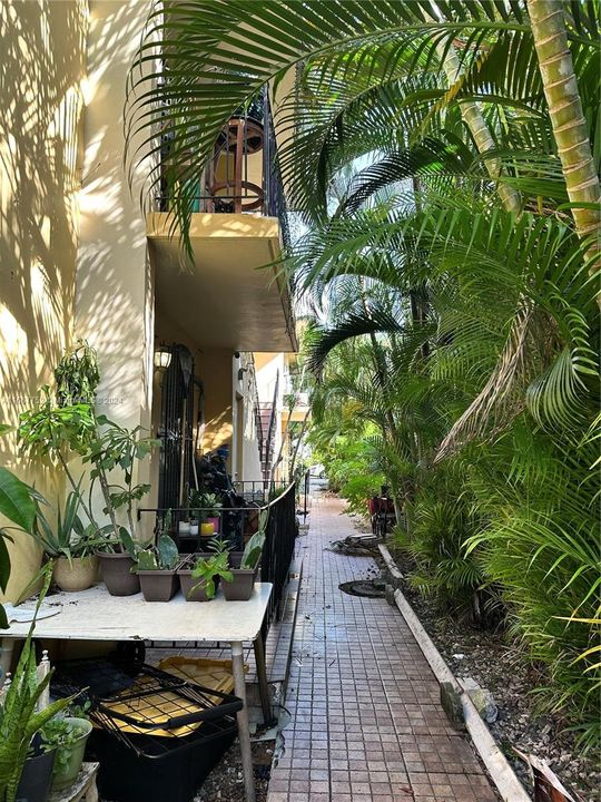 Recently Rented: $1,950 (2 beds, 1 baths, 643 Square Feet)