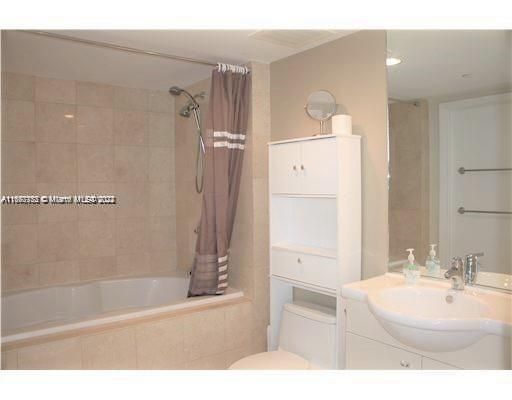 For Sale: $707,000 (1 beds, 1 baths, 871 Square Feet)