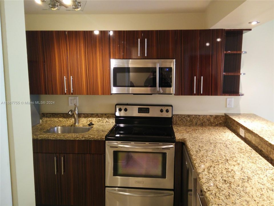 For Rent: $1,750 (1 beds, 1 baths, 900 Square Feet)