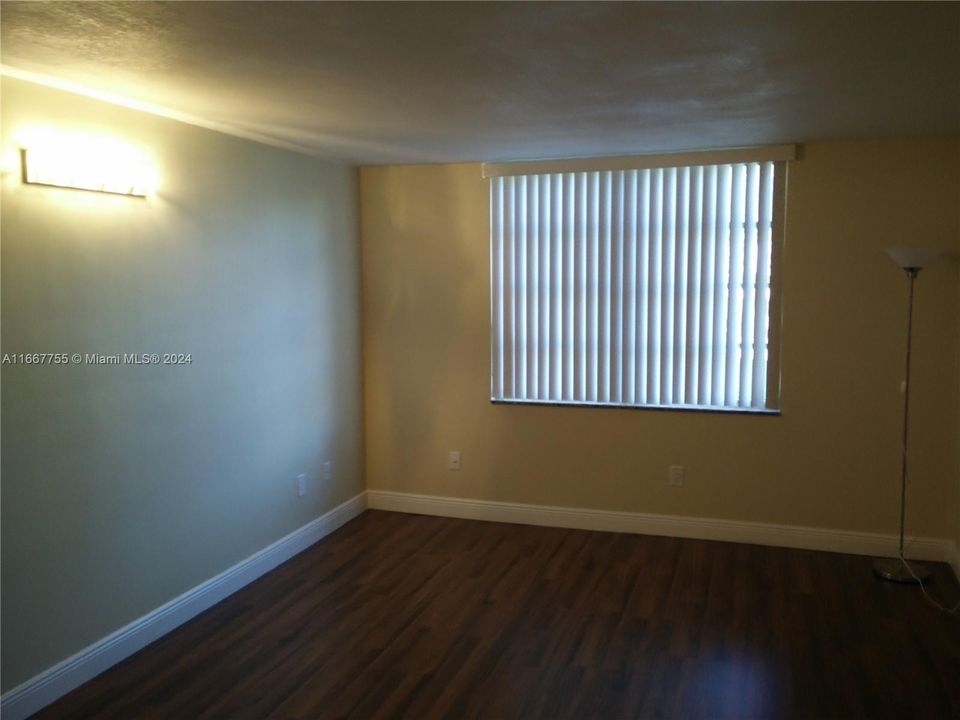 For Rent: $1,750 (1 beds, 1 baths, 900 Square Feet)