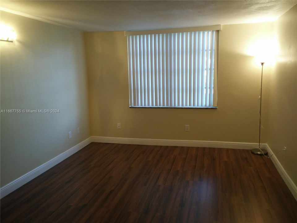 For Rent: $1,750 (1 beds, 1 baths, 900 Square Feet)