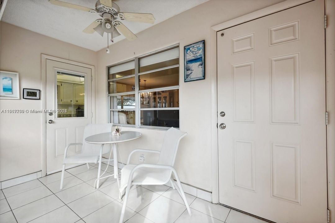 For Sale: $215,000 (2 beds, 2 baths, 968 Square Feet)