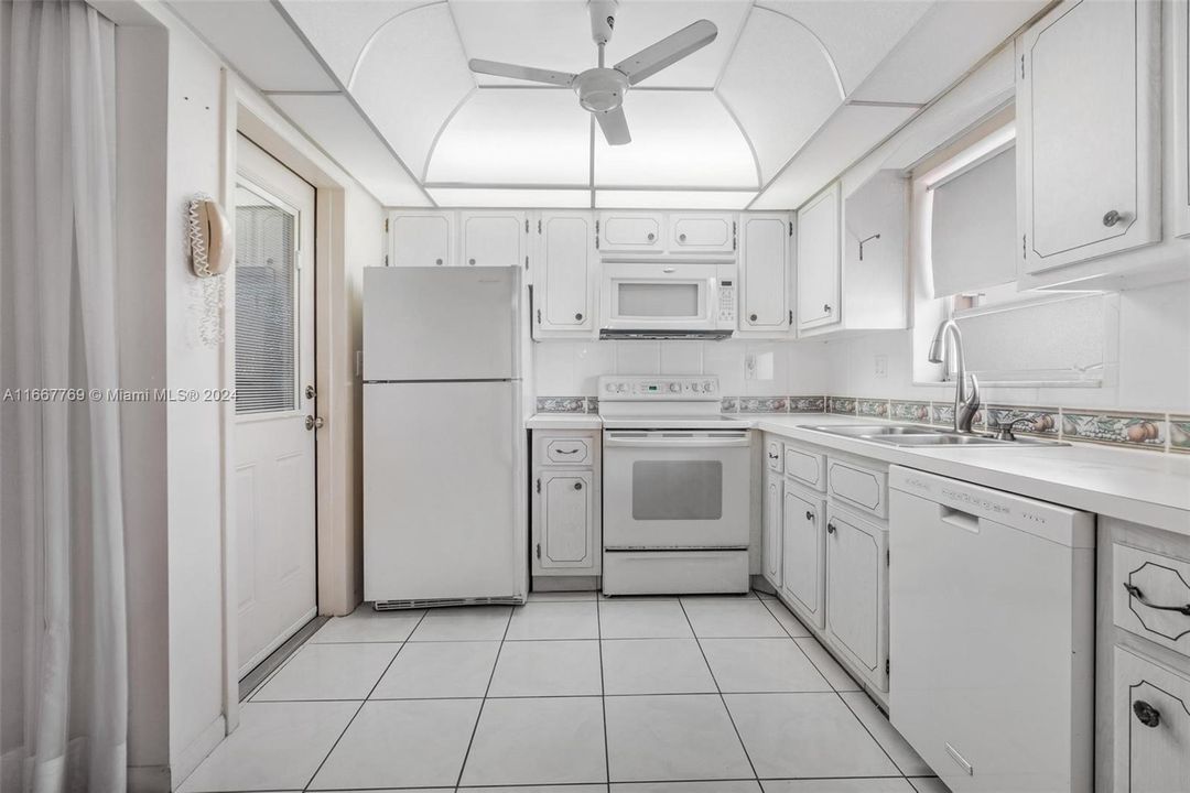 For Sale: $215,000 (2 beds, 2 baths, 968 Square Feet)